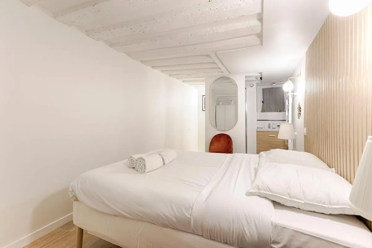 Elegant Apartment In Paris' Historic Center