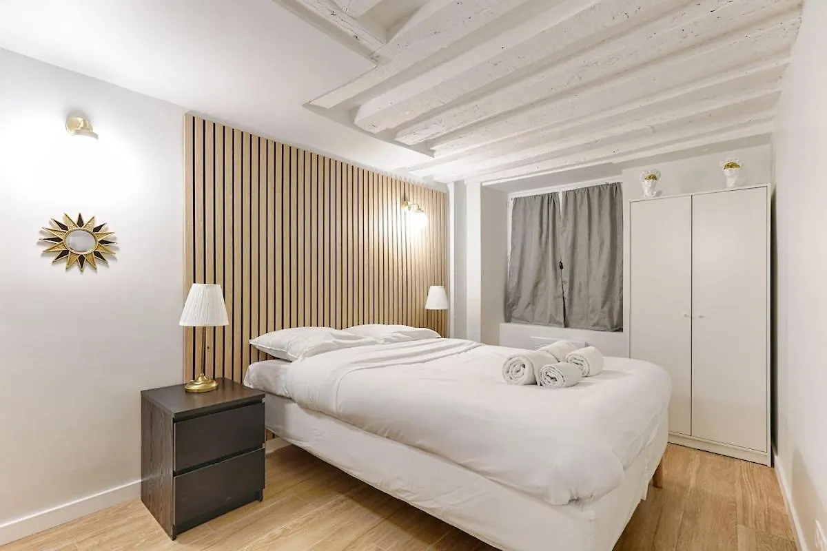 Elegant Apartment In Paris' Historic Center