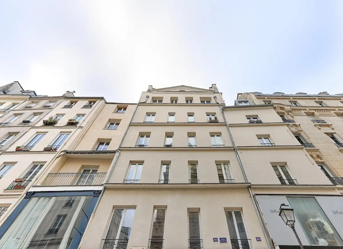 Elegant Apartment In Paris' Historic Center