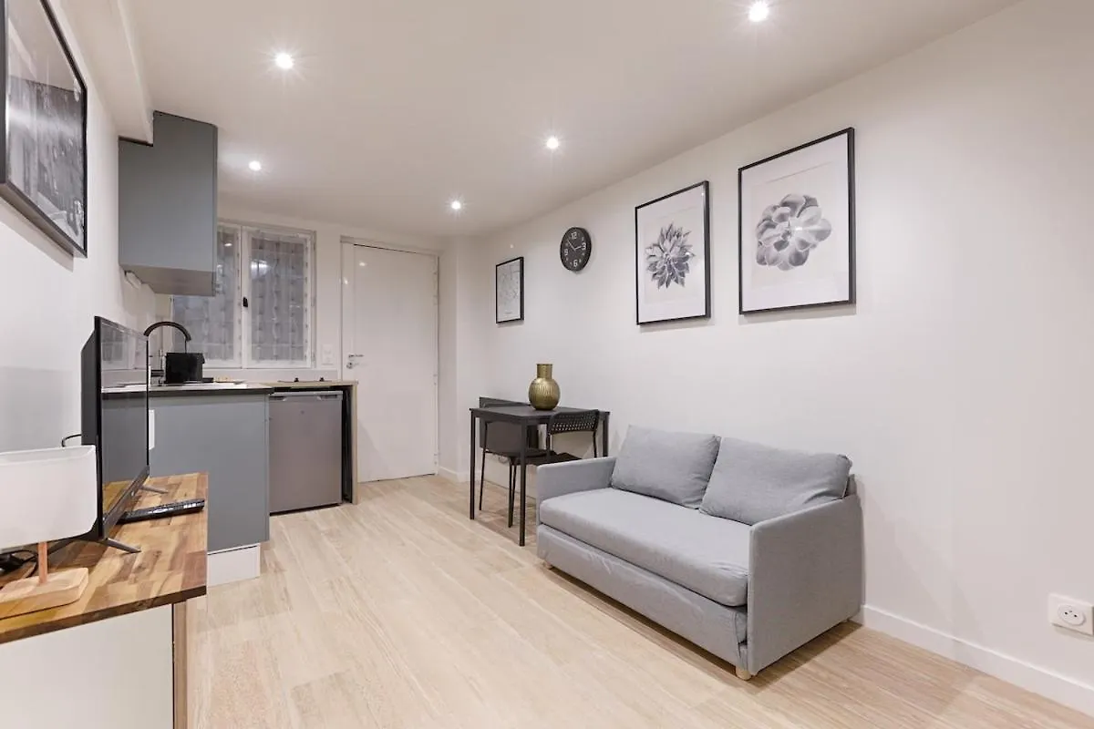 Elegant Apartment In Paris\' Historic Center contacts